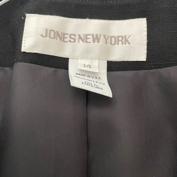 Jones New York women’s black Jacket size 14 . 100% Rayon. One button . - Picture 4 of 5
